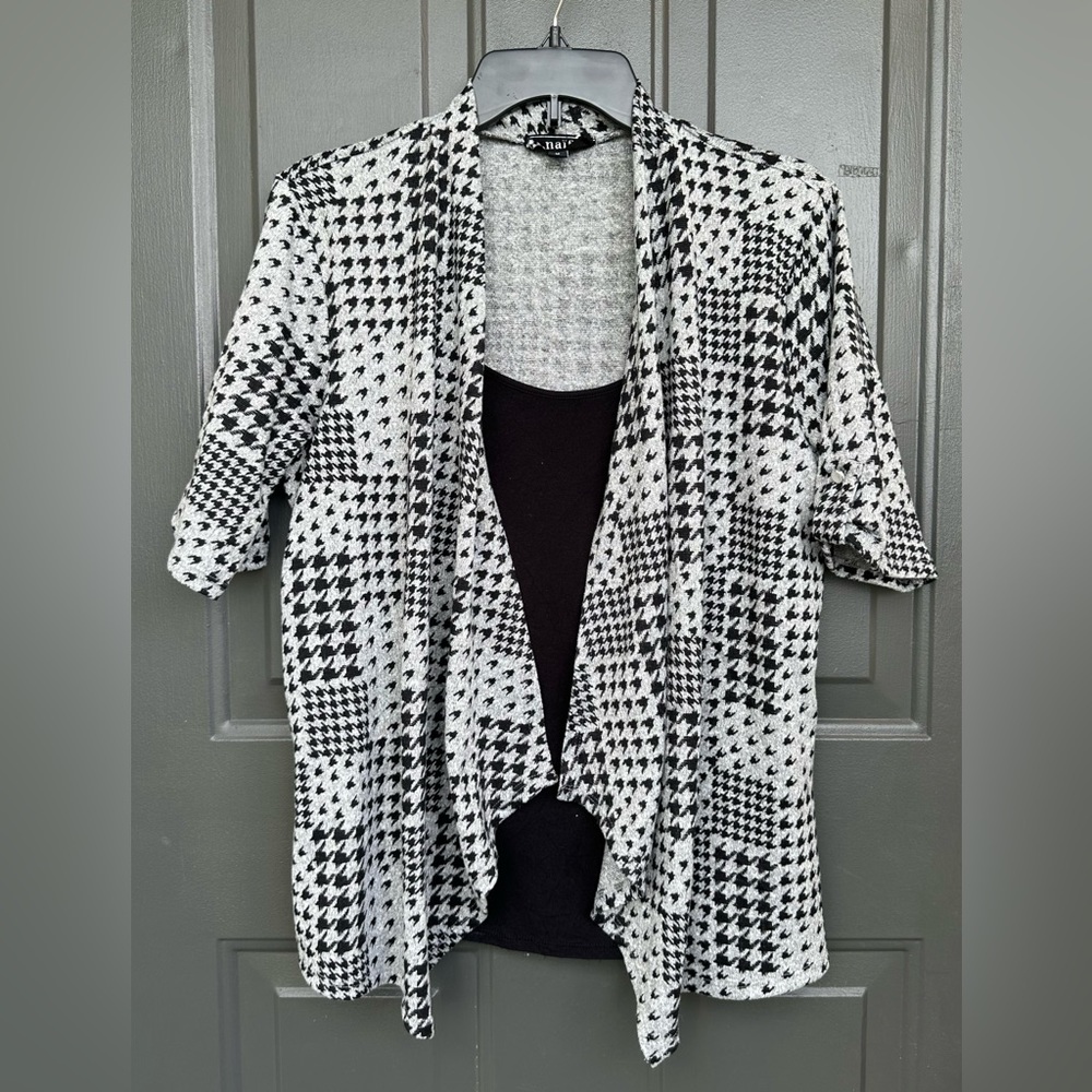 Naiif Women’s Black and Gray top, 3/4 sleeve. Looks like a 2 piece. Size Medium